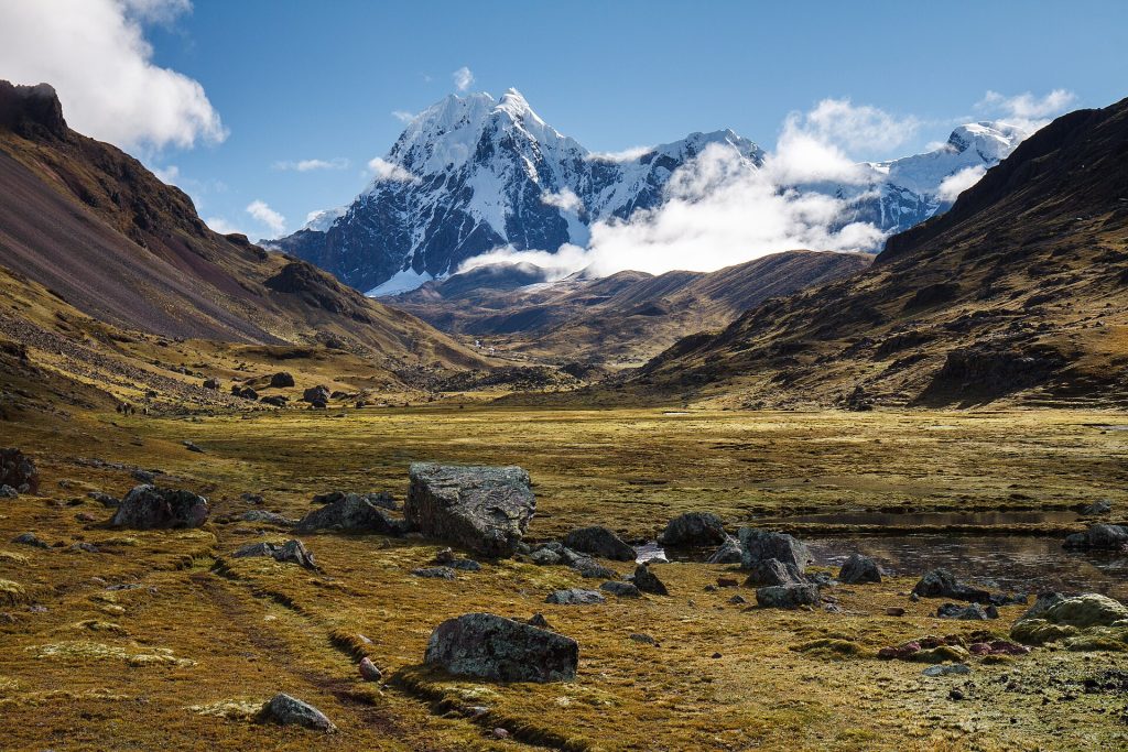 Valle altoandino al pie del nevado Ausangate