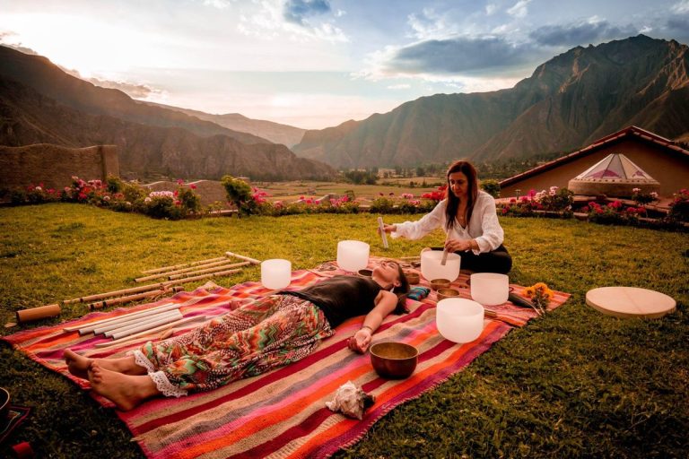 Sesión terapéutica al aire libre en un valle andino